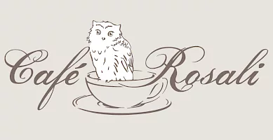 Café Rosali, fertiger Schriftzug mit dem Maskottchen, der kleinen Eule Rosali, sitzend auf einer Kaffeetasse